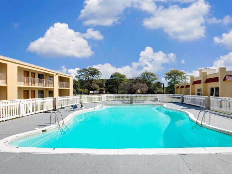 Days Inn By Wyndham Easton Exterior photo